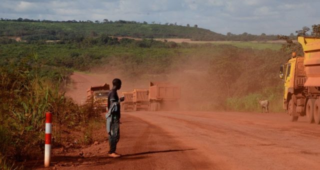 1280x680_1-1va-et-vient_des_camions-bennes_charges_de_bauxite_brute_non_loin_du_village_de_kensikeren_dans_la_region_de_boke_en_guinee_agnesfaivre
