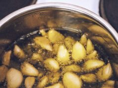 Pourquoi l’eau de cuisson des pommes de terre est un élixir pour votre maison et votre jardin ?