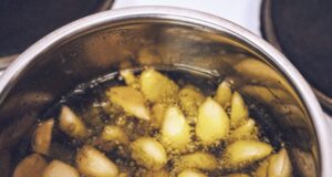 Pourquoi l’eau de cuisson des pommes de terre est un élixir pour votre maison et votre jardin ?