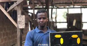 Mamou: Un jeune menuisier de Madina-Scierie invente un panneau innovant pour les matchs de foot