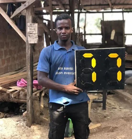 Mamou: Un jeune menuisier de Madina-Scierie invente un panneau innovant pour les matchs de foot