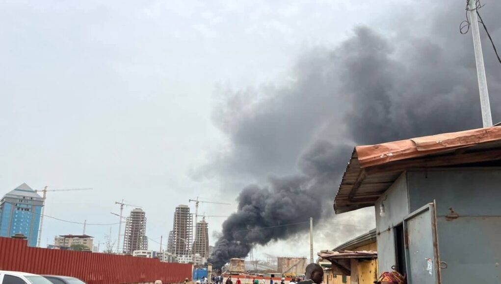 Conakry: un incendie majeur s’est produit sur l’ancien dépôt de carburant de Kaloum, ce week-end !