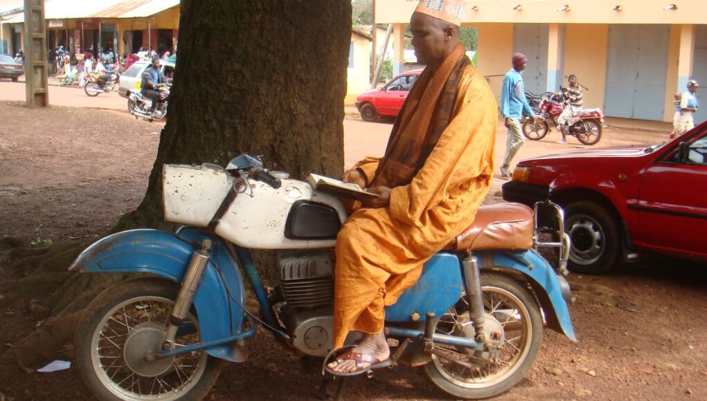 La plus vieille moto de Mamou, proche de ses 45 ans, continue de rouler et attire l’admiration des habitants