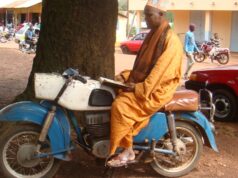 La plus vieille moto de Mamou, proche de ses 45 ans, continue de rouler et attire l’admiration des habitants