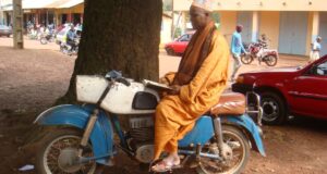 La plus vieille moto de Mamou, proche de ses 45 ans, continue de rouler et attire l’admiration des habitants