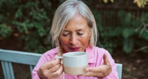 Thé ou café : la caféine fragilise-t-elle les os ou les rend-elle plus solides ?