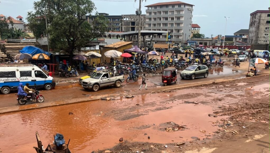 Conakry: plusieurs axes routiers récemment réhabilités montrent déjà des signes de dégradation !