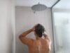 Se laver le matin avec de l’eau chaude n’est ni mauvais ni indispensable en soi : l’essentiel est surtout de ne pas utiliser une eau trop chaude !