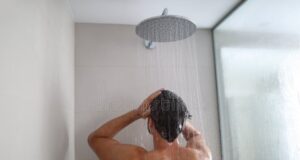 Se laver le matin avec de l’eau chaude n’est ni mauvais ni indispensable en soi : l’essentiel est surtout de ne pas utiliser une eau trop chaude !
