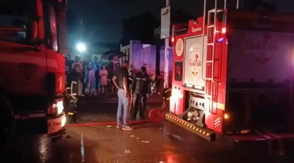 Conakry : un incendie nocturne ravage cinq boutiques au grand marché, une commerçante perd 70 millions GNF à Matoto !