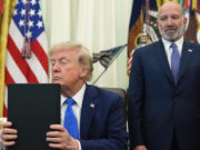 États-Unis: Donald Trump signe un décret contre le «tourisme des naissances» pour contester à nouveau le droit du sol