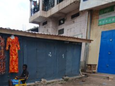 Koloma marché: des kiosques qui transforment le trottoir en obstacle