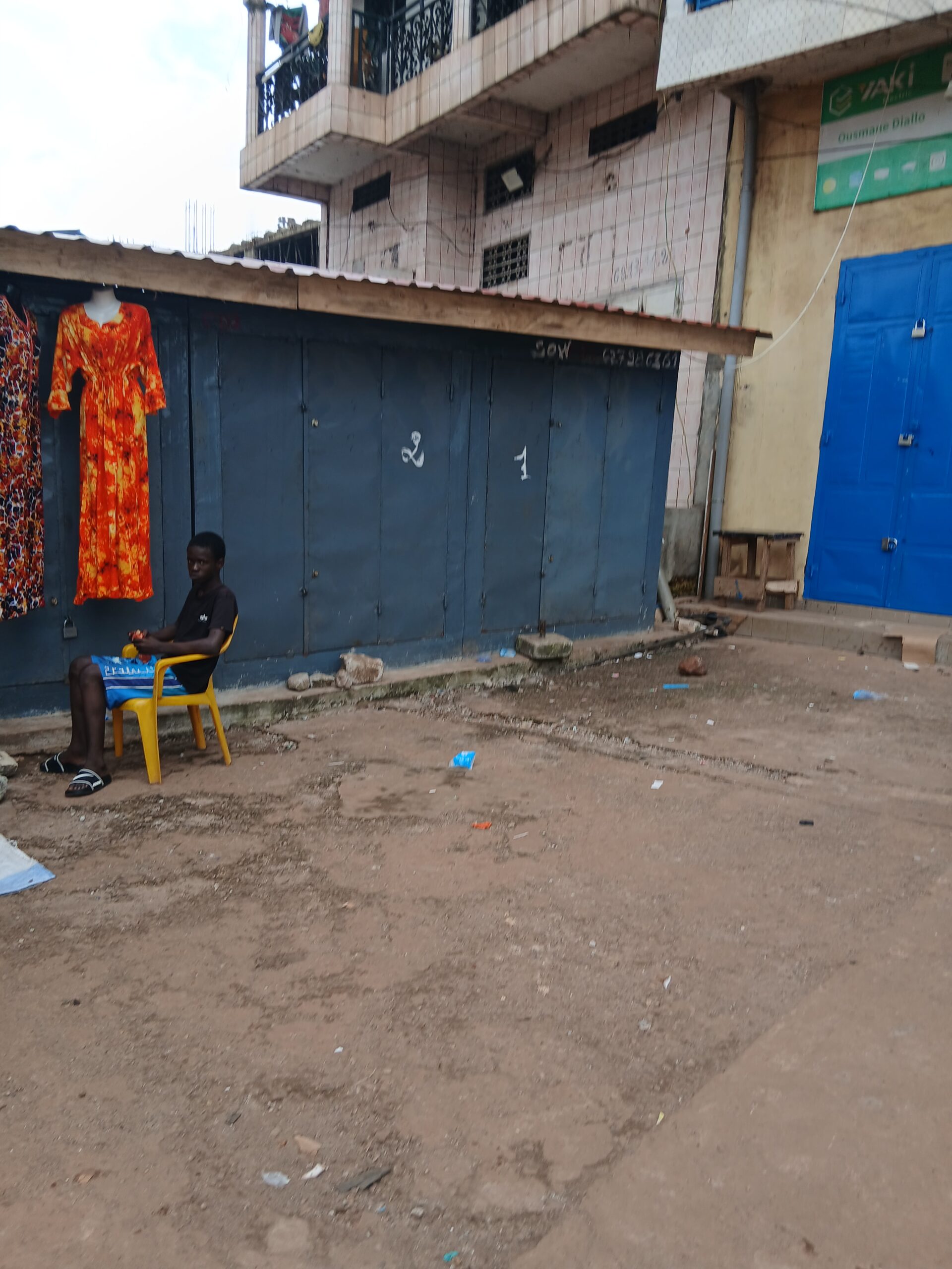 Koloma marché: des kiosques qui transforment le trottoir en obstacle