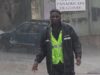 Inondations à Conakry : le courage silencieux d’un policier au secours des sinistrés
