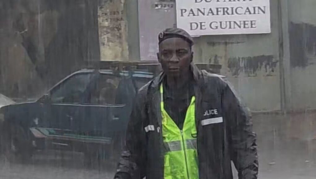 Inondations à Conakry : le courage silencieux d’un policier au secours des sinistrés