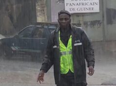 Inondations à Conakry : le courage silencieux d’un policier au secours des sinistrés