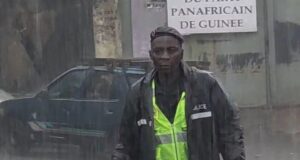 Inondations à Conakry : le courage silencieux d’un policier au secours des sinistrés