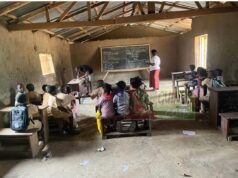 Kissidougou : 11 tables-bancs pour des centaines d’enfants, le calvaire scolaire de Tambassadou
