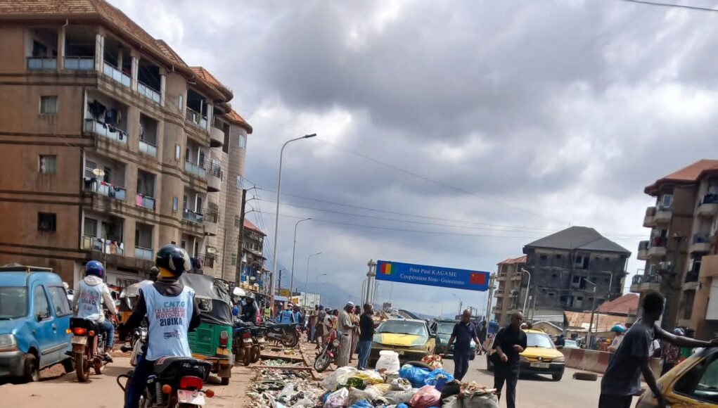 Guinée/Pollution : les bouteilles en PET, nouveaux ennemis des caniveaux !