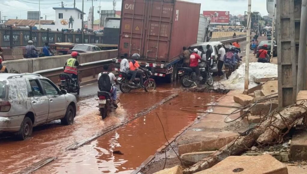 Sanoyah-Kagbelen / Conakry: les usagers face à une route en état de délabrement avancé !