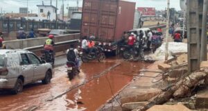 Sanoyah-Kagbelen / Conakry: les usagers face à une route en état de délabrement avancé !