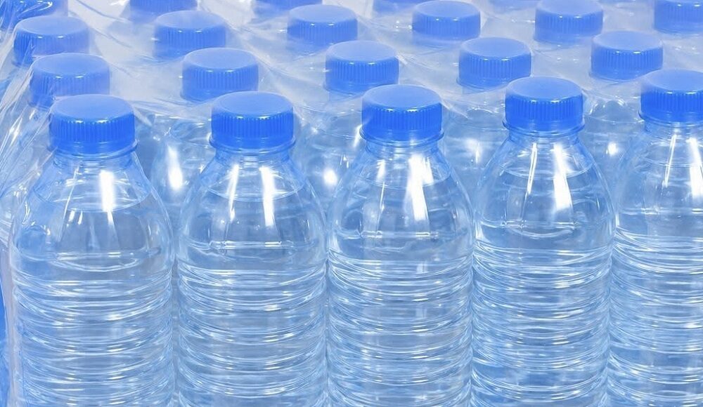 À Conakry, l’eau en bouteille devient une denrée rare et coûteuse