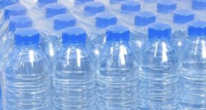 À Conakry, l’eau en bouteille devient une denrée rare et coûteuse